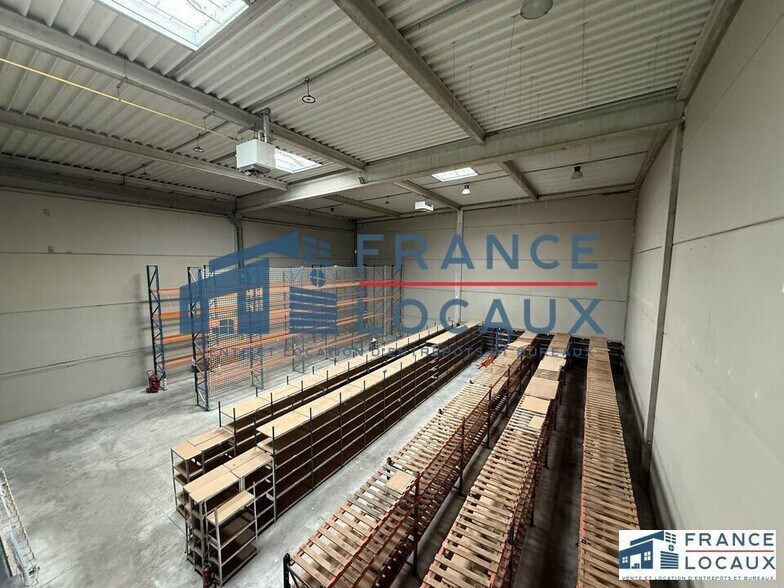 15 Rue Du Bois Moussay, Stains to rent - Interior Photo - Image 2 of 12
