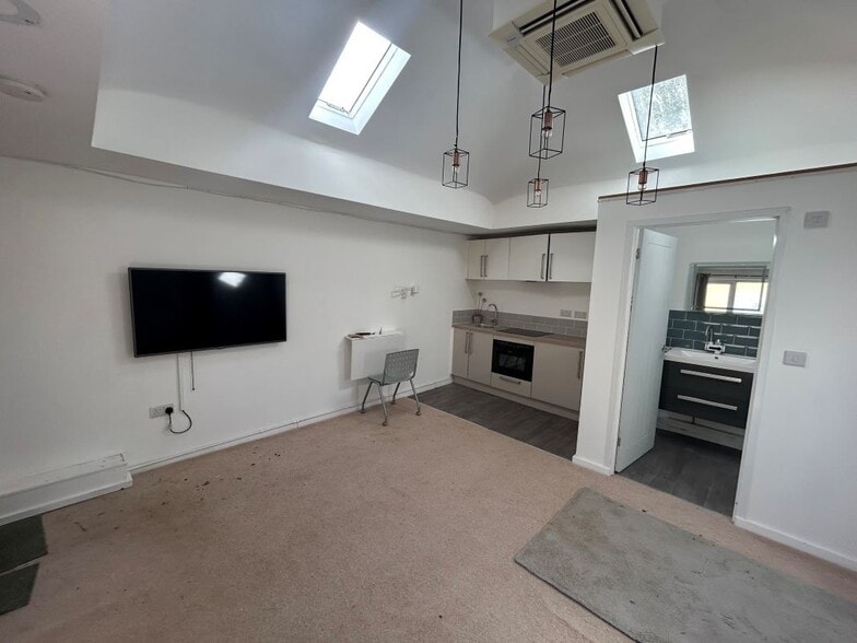 163B Phelipps Rd, Corfe Mullen for sale - Interior Photo - Image 3 of 3