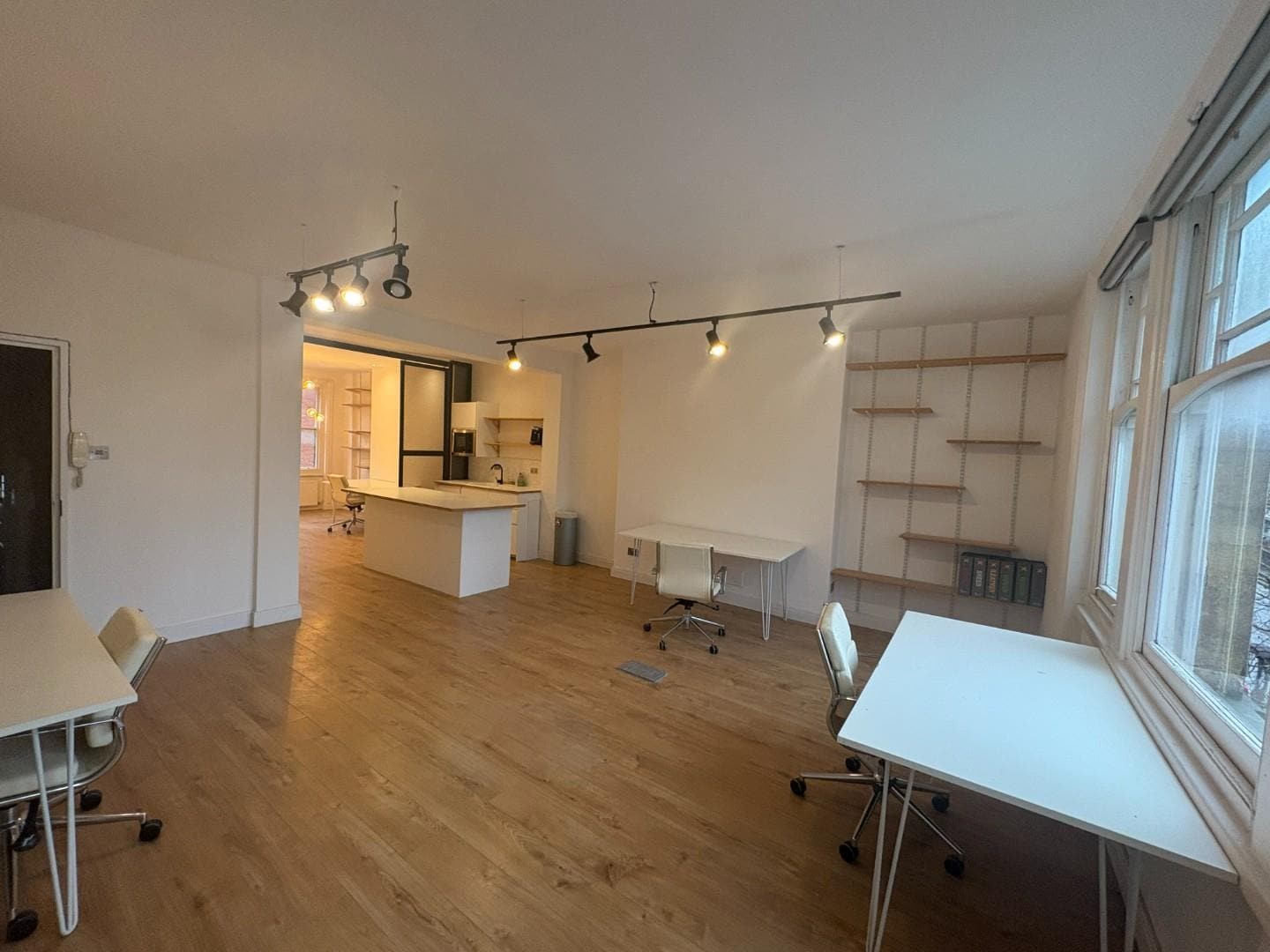 22 New Broa, London to rent Interior Photo- Image 1 of 2
