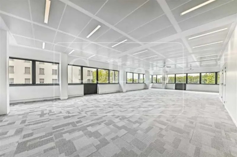 Retail in Lyon to rent Building Photo- Image 1 of 8