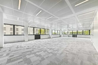 Retail in Lyon to rent Building Photo- Image 1 of 8