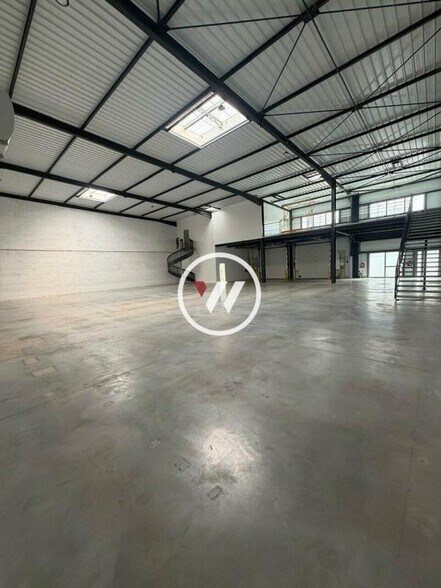Light Industrial in Le Thillay to rent - Interior Photo - Image 2 of 5