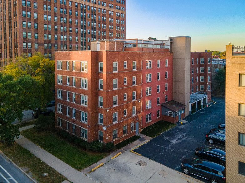 7270 S South Shore Dr, Chicago, IL for sale - Building Photo - Image 1 of 39