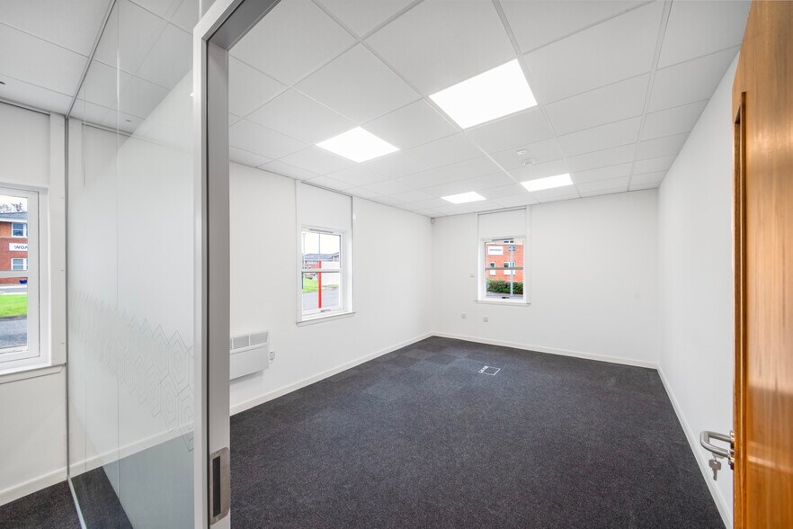 5 Deer Park Av, Livingston to rent - Interior Photo - Image 3 of 5