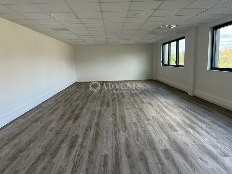 Light Industrial in Saint-Laurent-de-Mure to rent - Interior Photo - Image 2 of 9