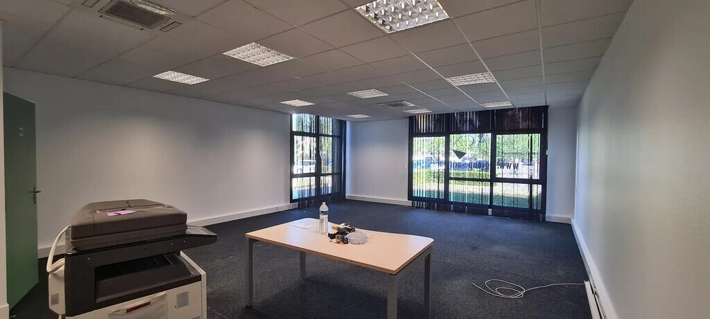 Location Bureaux 64 m² - Photo 1