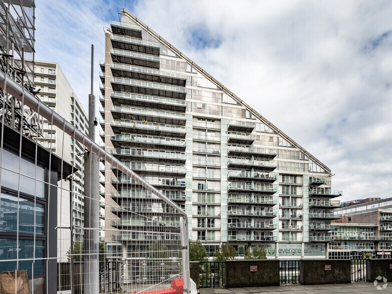 Clowes St, Salford to rent - Building Photo - Image 2 of 2