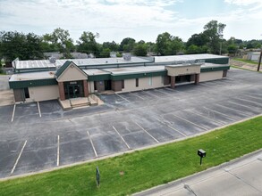 9124-9134 E 46th St, Tulsa, OK for rent Building Photo- Image 1 of 17