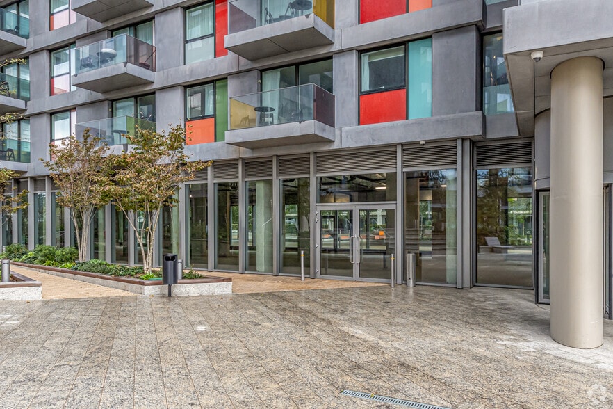 3 Glade Walk, London to rent - Building Photo - Image 3 of 16