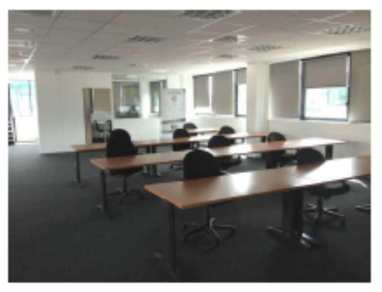Industrial in Villeneuve-la-Garenne to rent - Building Photo - Image 3 of 8