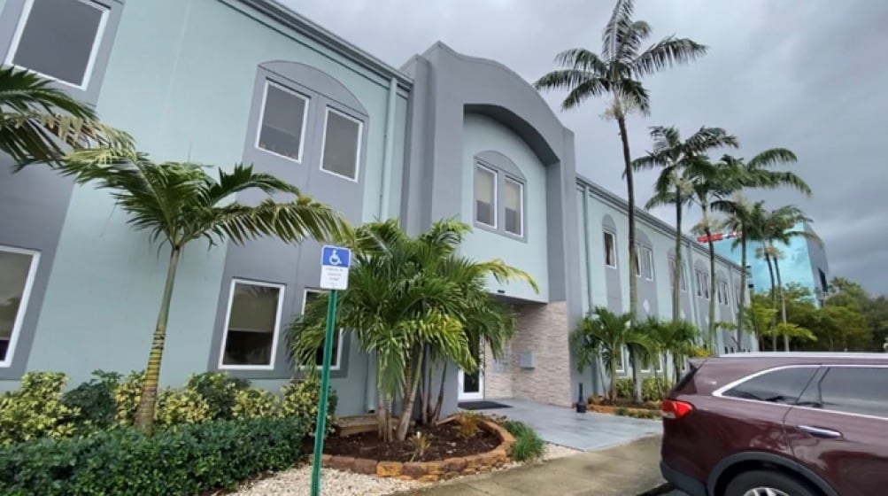 6030 Hollywood Blvd, Pembroke Pines, FL to rent Primary Photo- Image 1 of 11