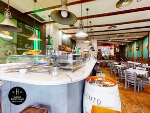 Retail in Madrid, Madrid to rent Building Photo- Image 2 of 11