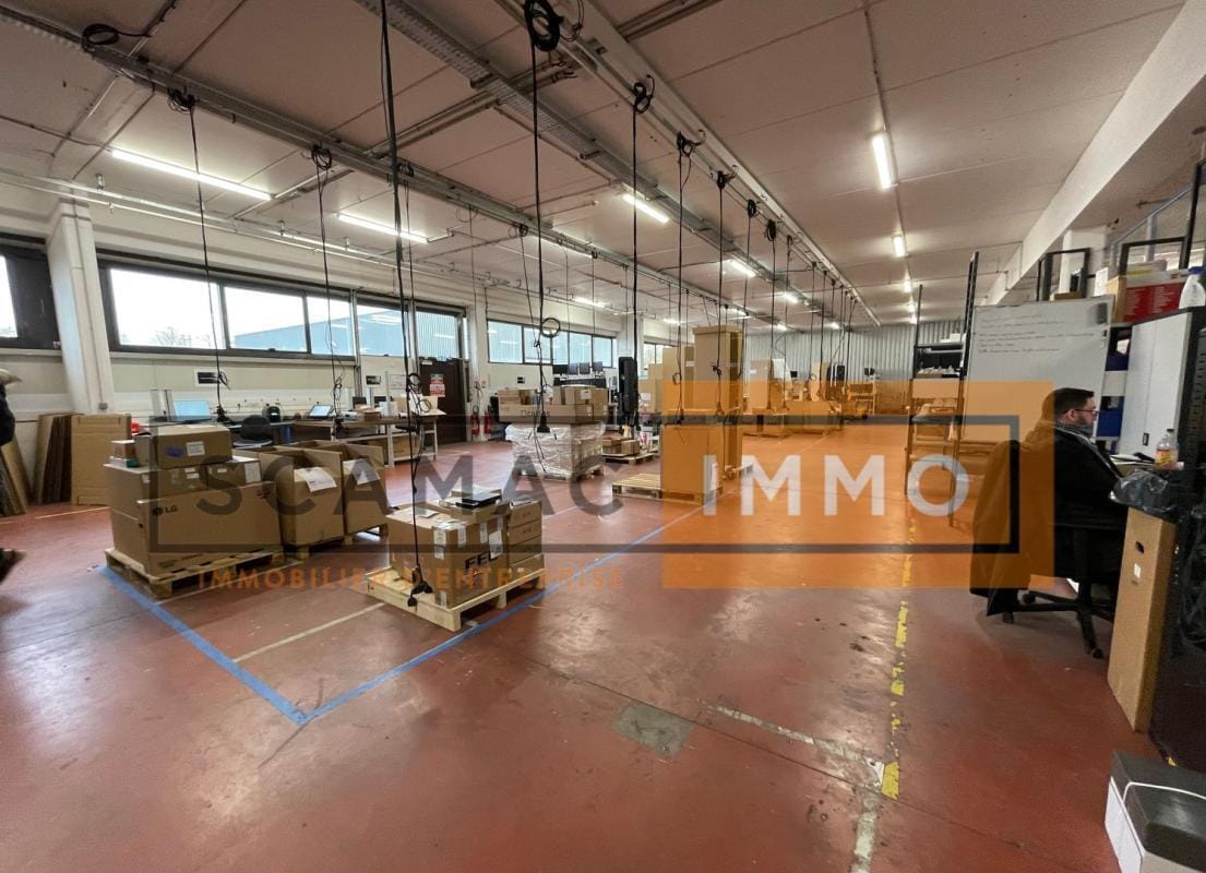 Light Industrial in Saint-Thibault-des-Vignes to rent Interior Photo- Image 1 of 6