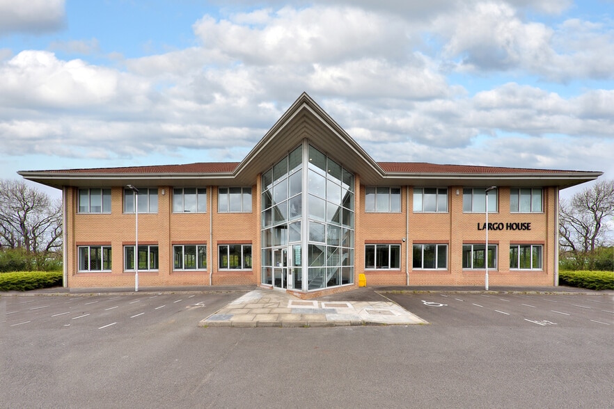 Carnegie Ave, Dunfermline to rent - Building Photo - Image 3 of 12