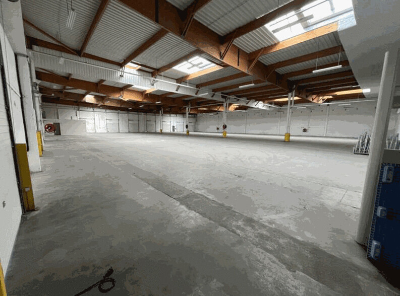 Industrial in Saint-Quentin-Fallavier for sale - Interior Photo - Image 3 of 13