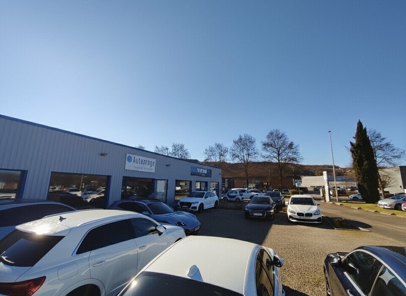Retail in Bourgoin-Jallieu to rent - Building Photo - Image 3 of 9