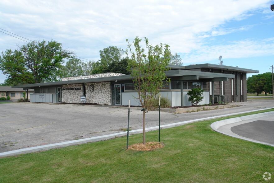 2160 W 21st St, Wichita, KS for sale - Building Photo - Image 1 of 1