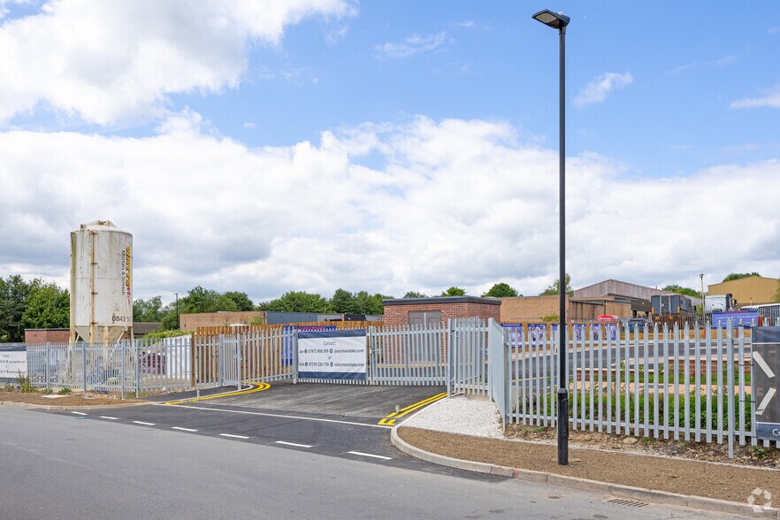 Long Acre Way, Sheffield to rent - Building Photo - Image 3 of 5