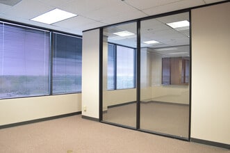 2550 Gray Falls Dr, Houston, TX to rent Interior Photo- Image 1 of 3