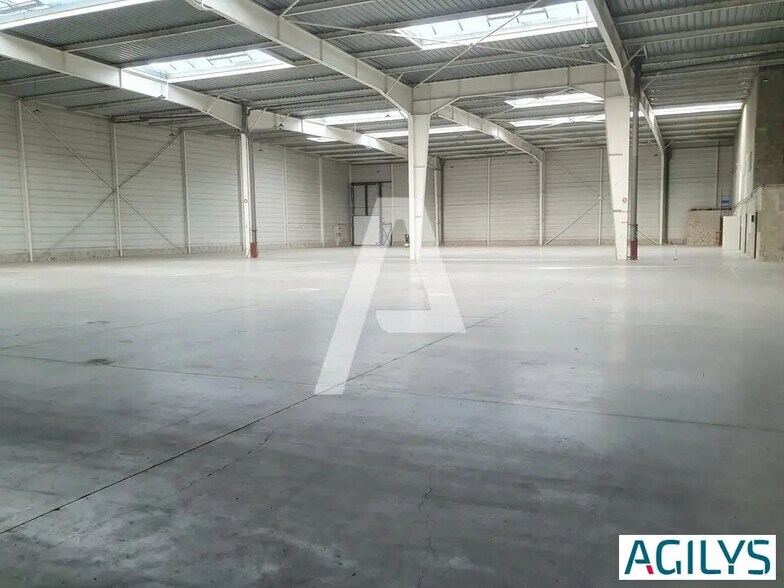 Industrial in Lisses to rent - Interior Photo - Image 2 of 9