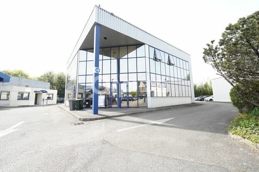 Office in Saint-Genis-Laval to rent - Building Photo - Image 2 of 6