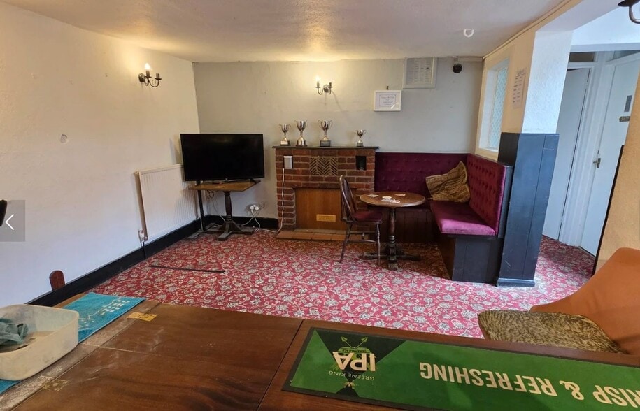 72 Park St, St Albans for sale - Interior Photo - Image 2 of 10
