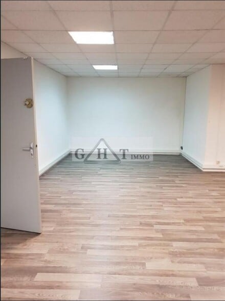 Office in Neuilly-sur-Marne to rent - Interior Photo - Image 1 of 2
