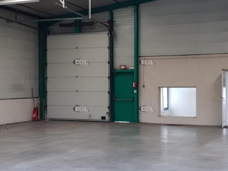 Light Industrial in Saint-Genis-Laval to rent - Building Photo - Image 2 of 7