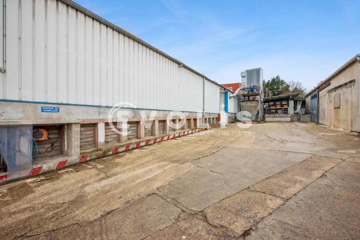 Light Industrial in Verrieres Le Buisson to rent Building Photo- Image 1 of 12