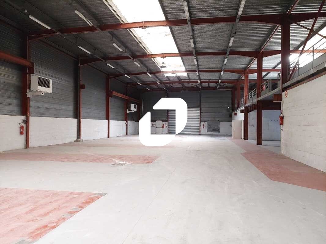 Light Industrial in Coignières to rent Building Photo- Image 1 of 12
