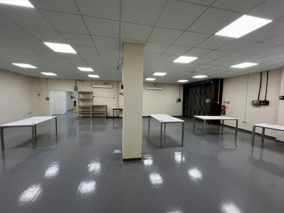 Airport Service Rd, Portsmouth to rent Interior Photo- Image 1 of 8