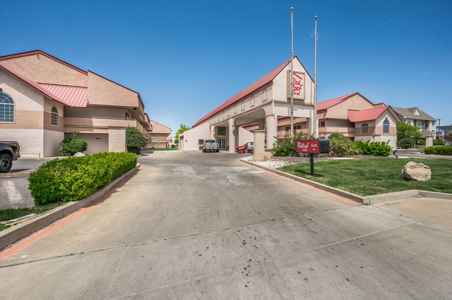 Dual Brand Red Roof Inn HomeTowne Studio portfolio of 2 properties for sale on LoopNet.co.uk - Building Photo - Image 3 of 53