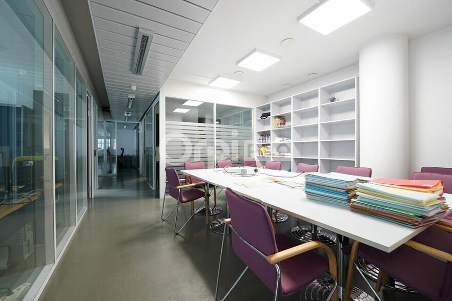 10 Avenue Des Canuts, Vaulx-en-Velin to rent - Building Photo - Image 2 of 12