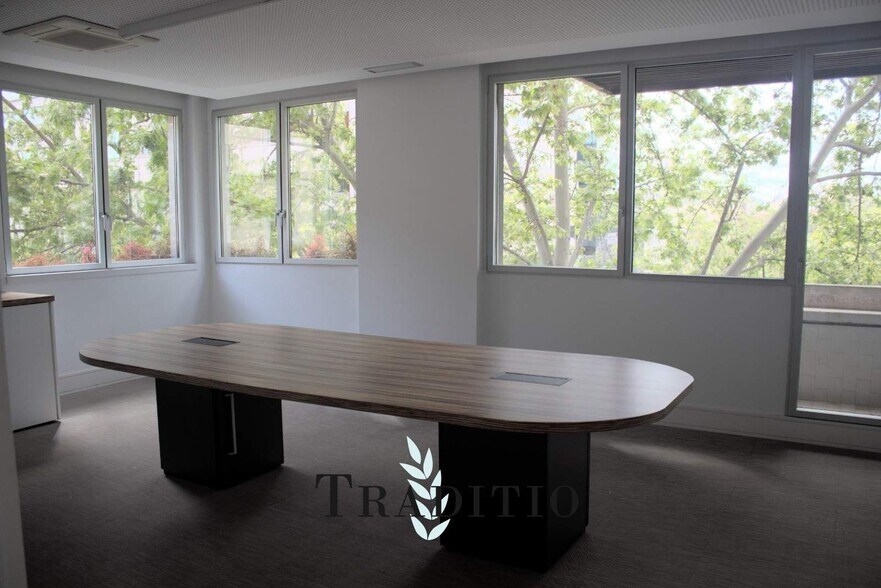 Office in Madrid, Madrid to rent - Interior Photo - Image 2 of 4