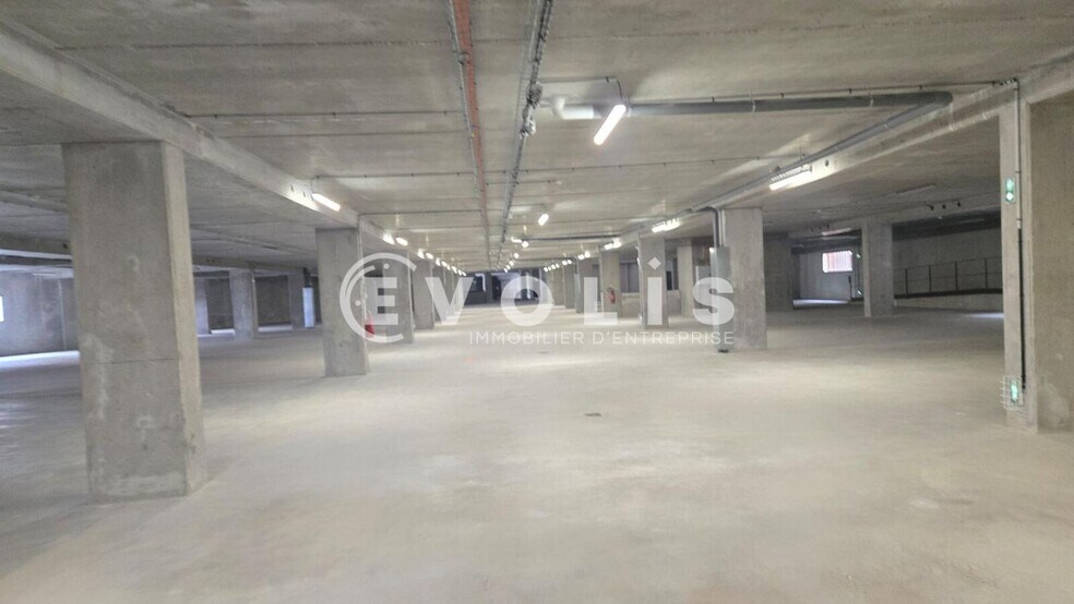 Light Industrial in Ivry-sur-Seine to rent - Building Photo - Image 2 of 9