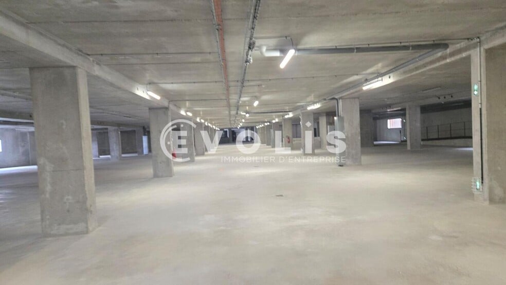 Light Industrial in Ivry-sur-Seine to rent - Interior Photo - Image 2 of 9