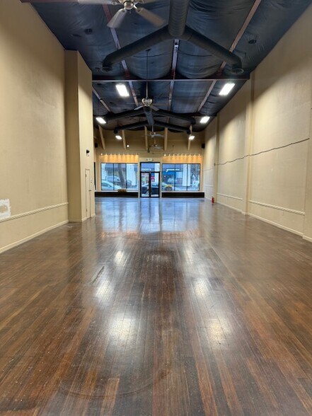 1712 California St, Redding, CA to rent - Interior Photo - Image 3 of 8