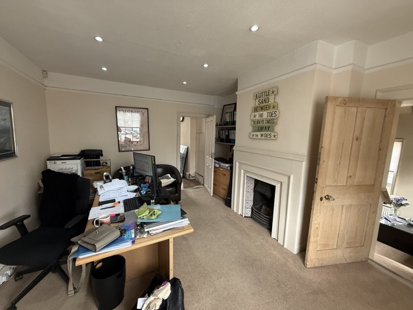 41 Portsmouth Rd, Cobham to rent Interior Photo- Image 1 of 5