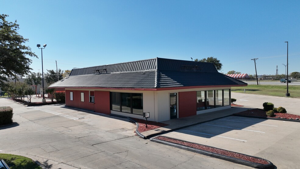 7065 Ridgmar Meadow Rd, Fort Worth, TX for rent - Building Photo - Image 1 of 3