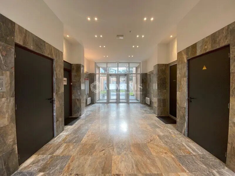 Office in Saint-Germain-en-Laye to rent Primary Photo- Image 1 of 10
