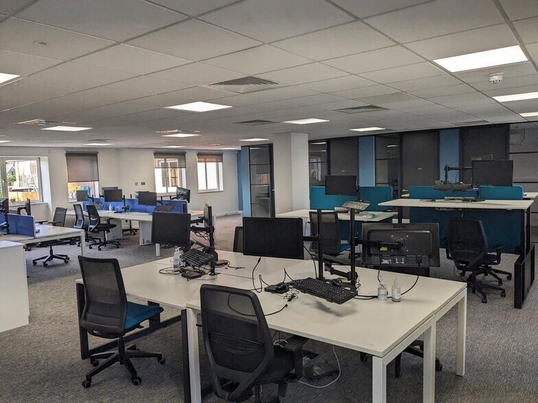 Crosby Way, Farnham to rent - Building Photo - Image 3 of 5