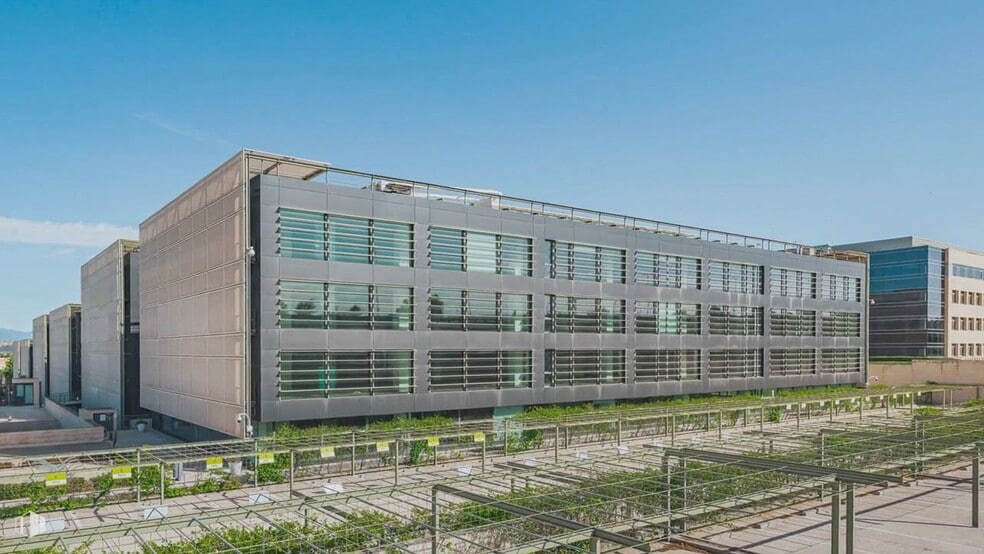 Calle Jacinto Benavente, 2, Las Rozas de Madrid, Madrid to rent - Commercial Listing Video - Image 2 of 24