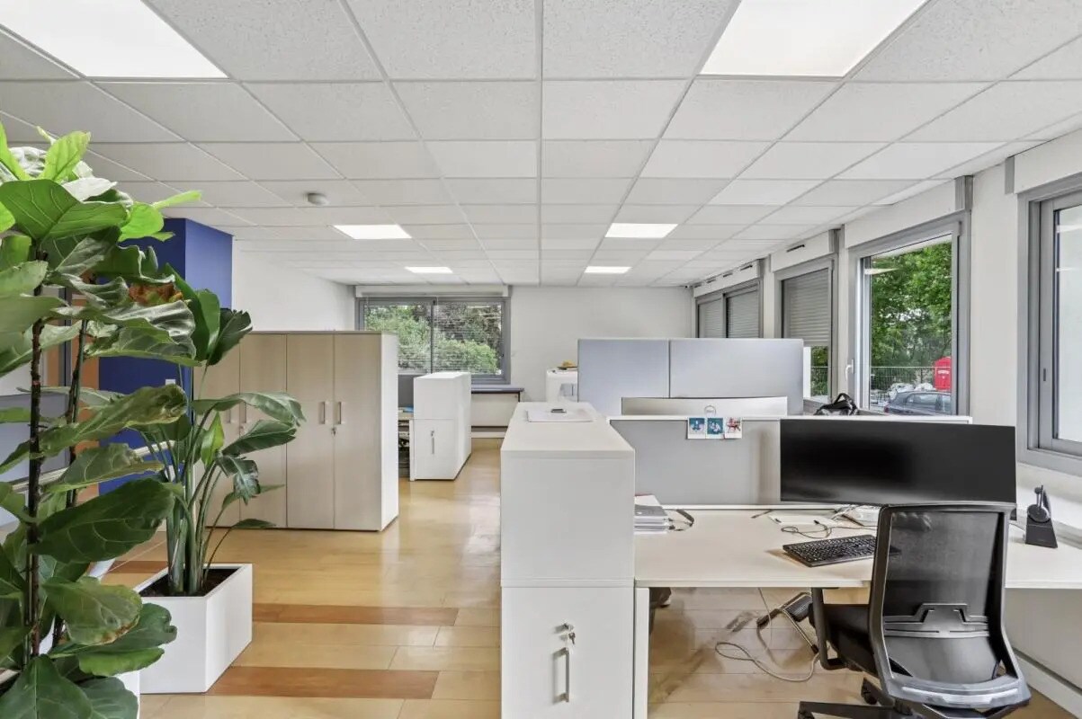 Office in Tassin-la-Demi-Lune for sale Building Photo- Image 1 of 15