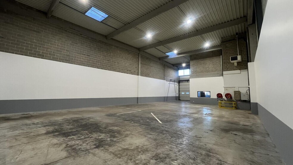Industrial in Élancourt to rent - Interior Photo - Image 3 of 9