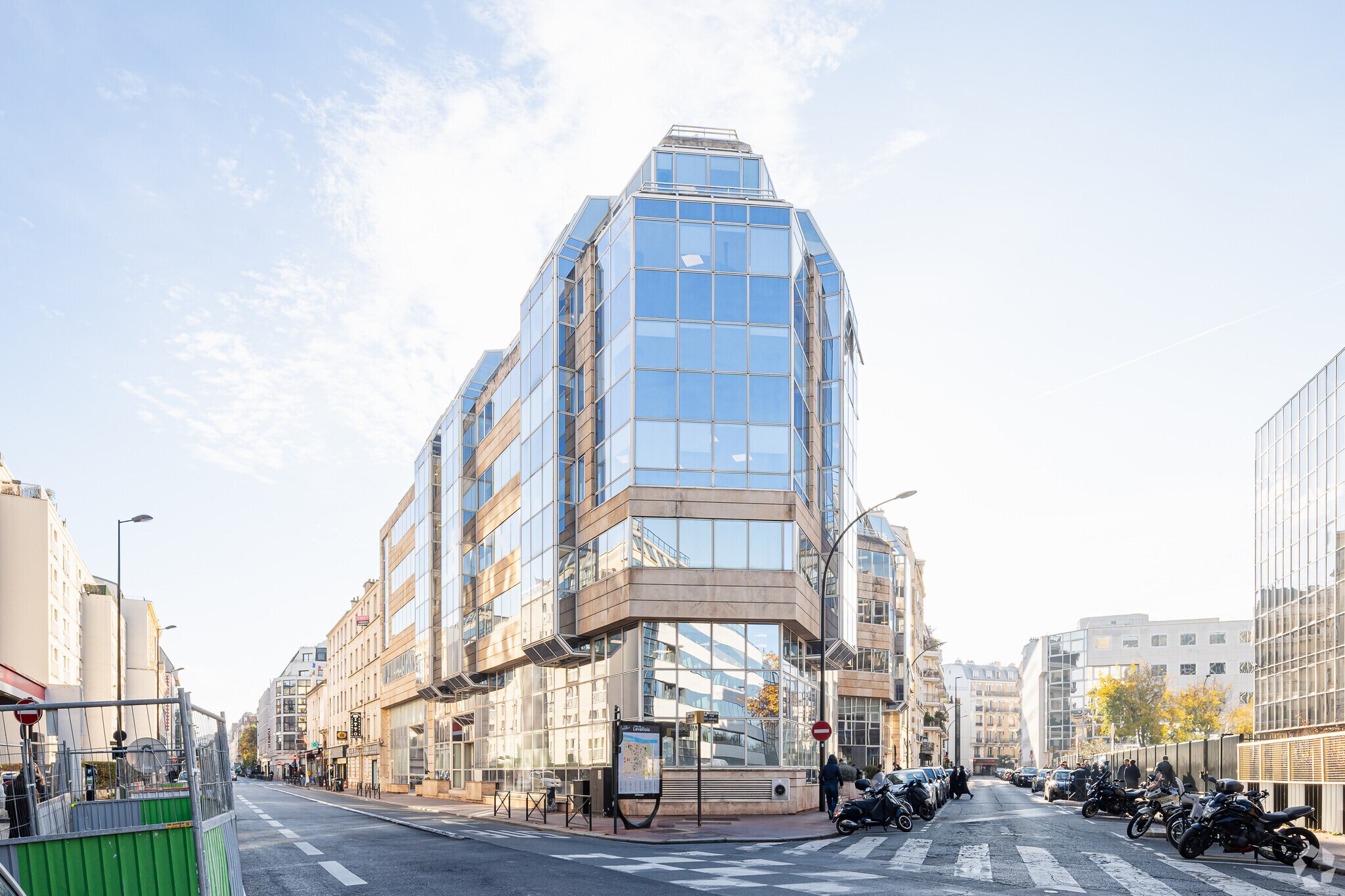 123-125 Rue Victor Hugo, Levallois-Perret to rent Primary Photo- Image 1 of 5