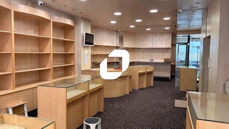 Retail in Antony to rent - Interior Photo - Image 3 of 4