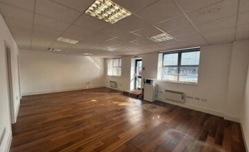 Spearfish Rd, Southampton to rent Interior Photo- Image 1 of 2