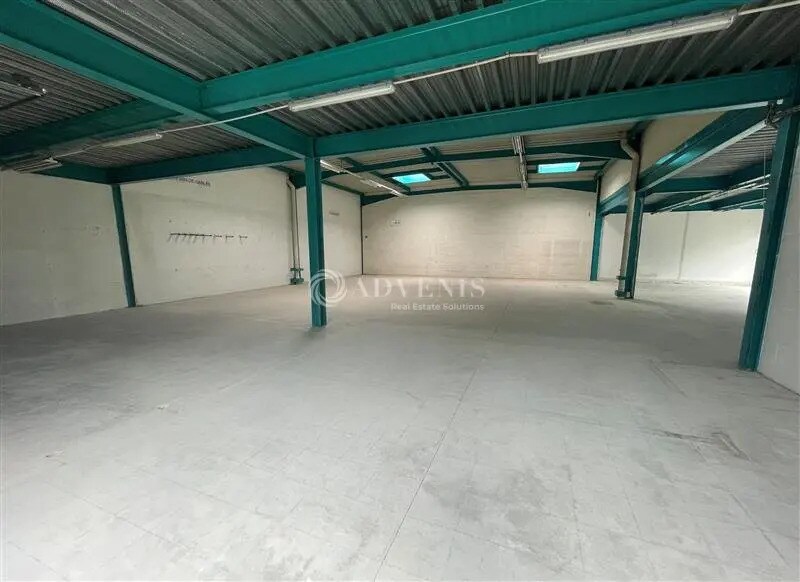 Light Industrial in Tremblay-en-France to rent - Interior Photo - Image 2 of 7