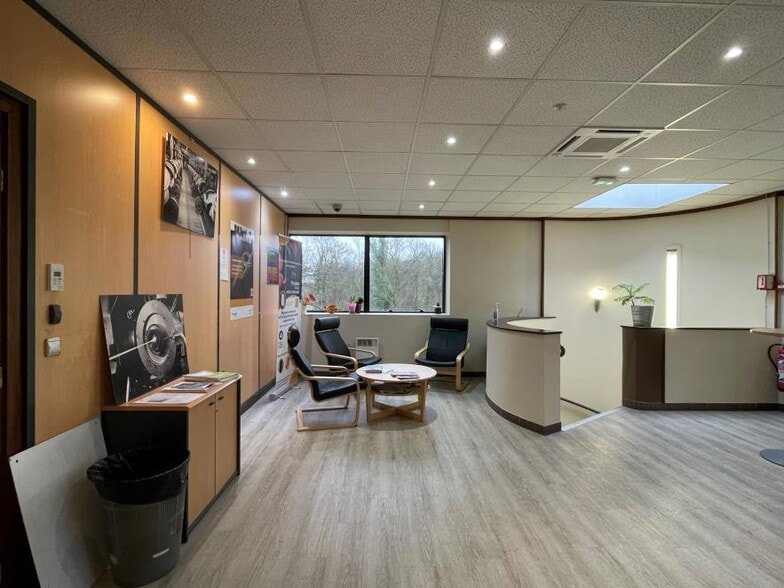 Office in Champs-sur-Marne to rent - Interior Photo - Image 2 of 8