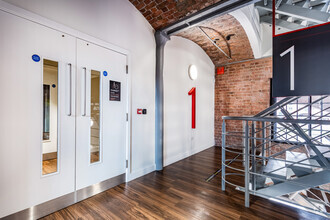 Albert Dock, Liverpool for rent Interior Photo- Image 2 of 8